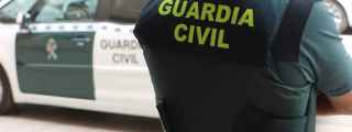 Un agente de la Guardia Civil, de espaldas, junto a un vehículo oficial / GUARDIA CIVIL