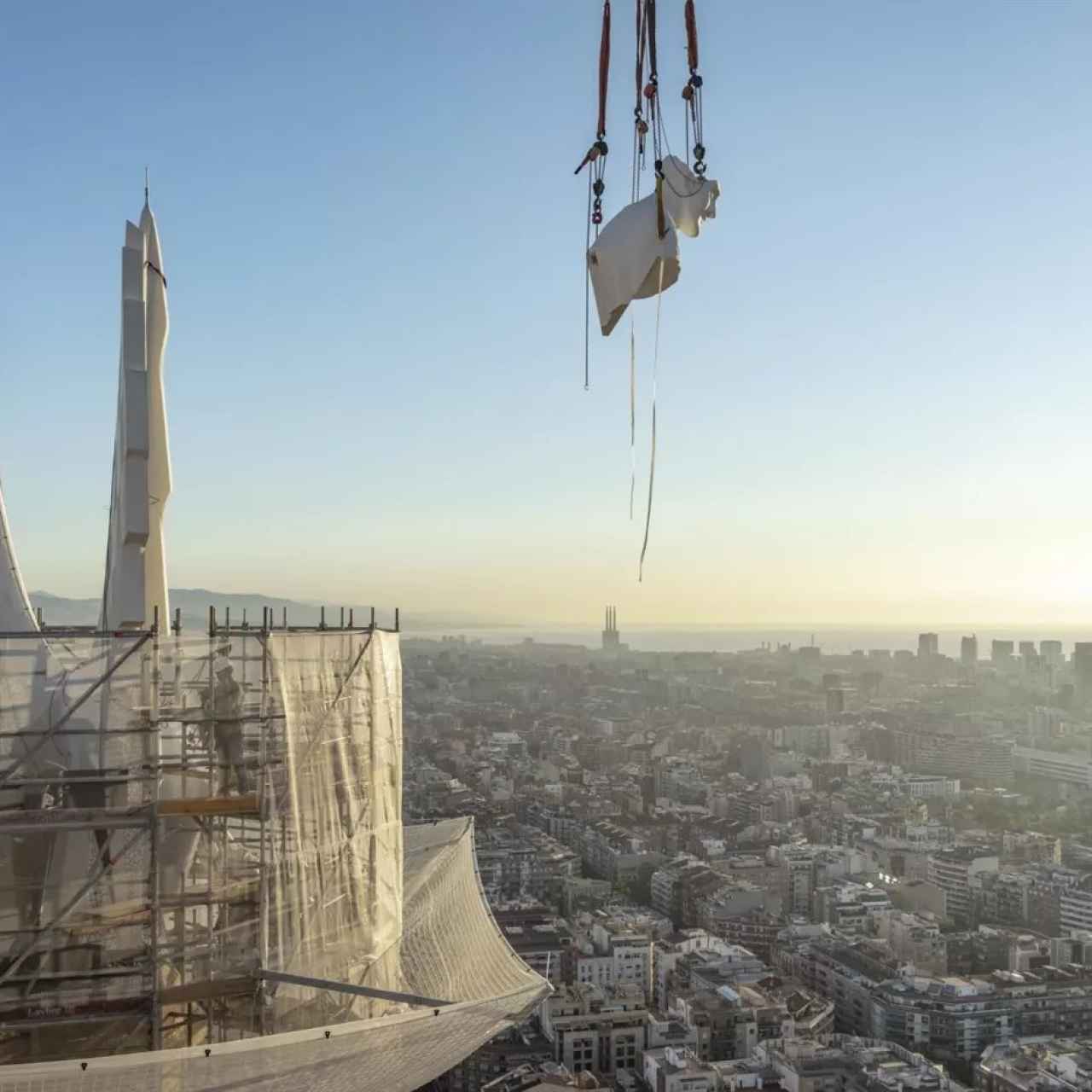 La creu de la Sagrada Família ja llueix al complet després de la retirada de les bastides