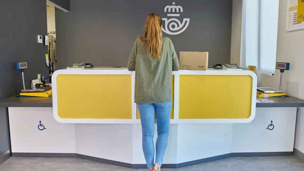 Mujer en una oficina de Correos