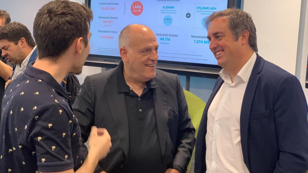 Javier Tebas se ríe junto a su jefe de prensa, Carlos Ruiz Ocaña, en la sede de la Liga