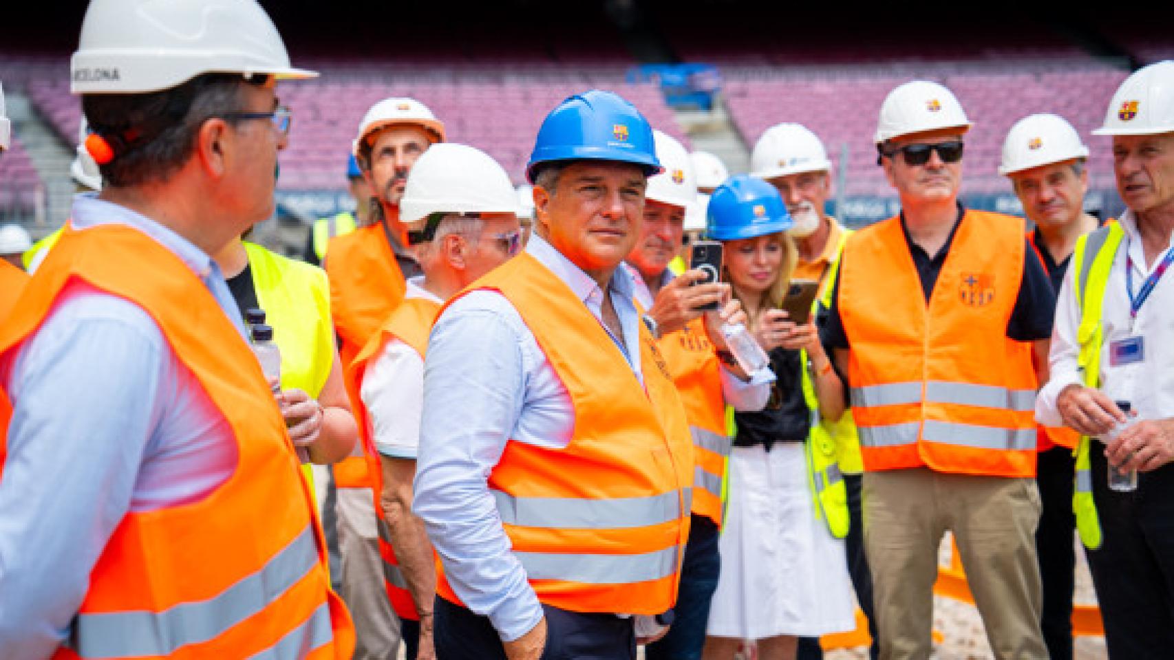 Laporta visita las obras del Cam Nou
