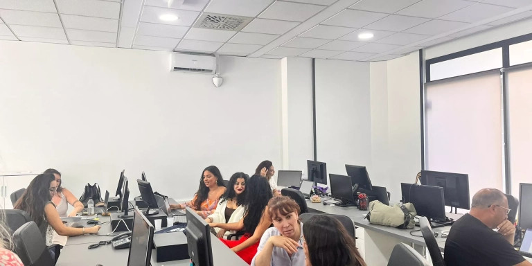 Parte de la plantilla de la nueva oficina de la FAGIC en Sant Adrià / METRÓPOLI