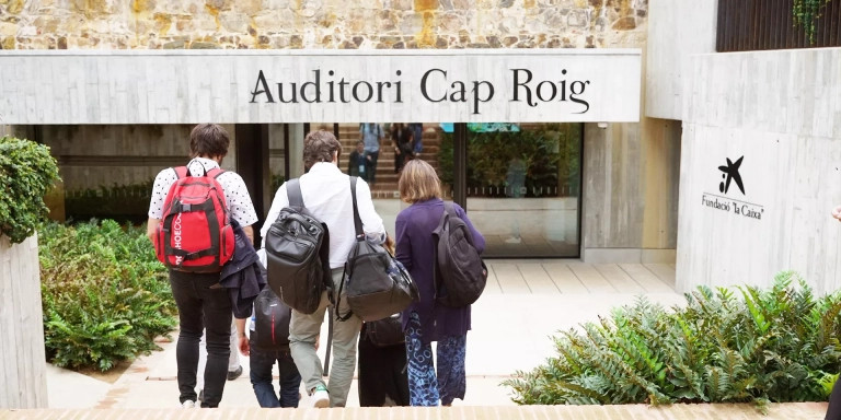 Asistentes al CaixaResearch Health Meeting acceden al Auditori Cap Roig / FUNDACIÓN “LA CAIXA”