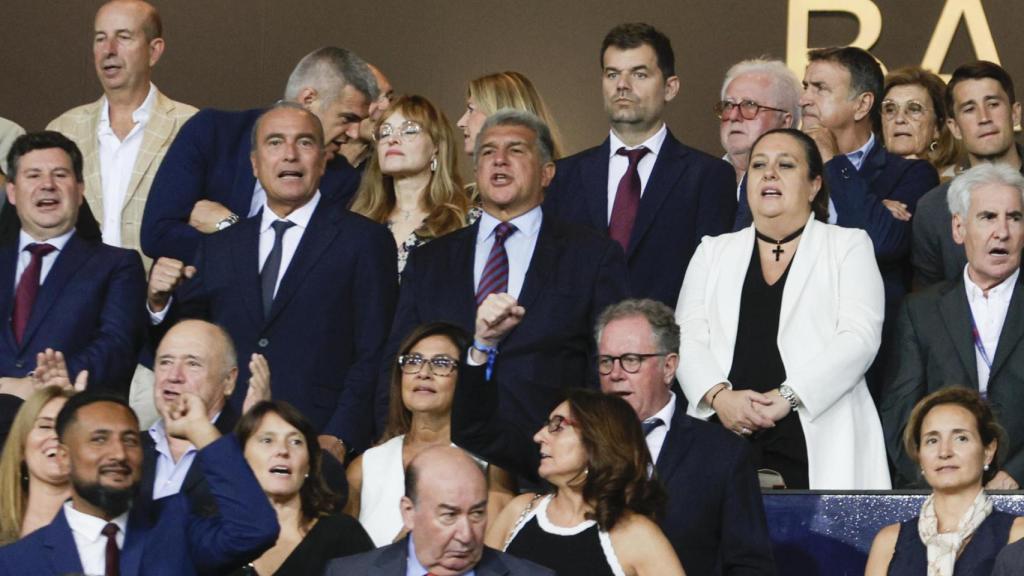 Joan Laporta junto a distintos miembros de su junta directiva en el palco de Montjuïc