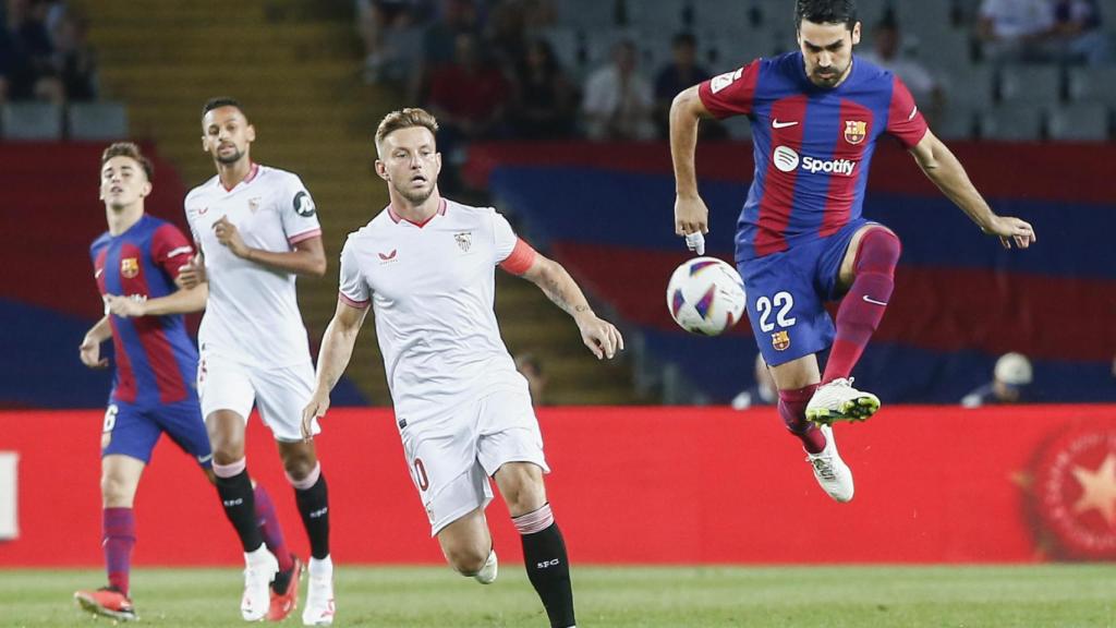 Gundogan controla el balón ante Rakitic