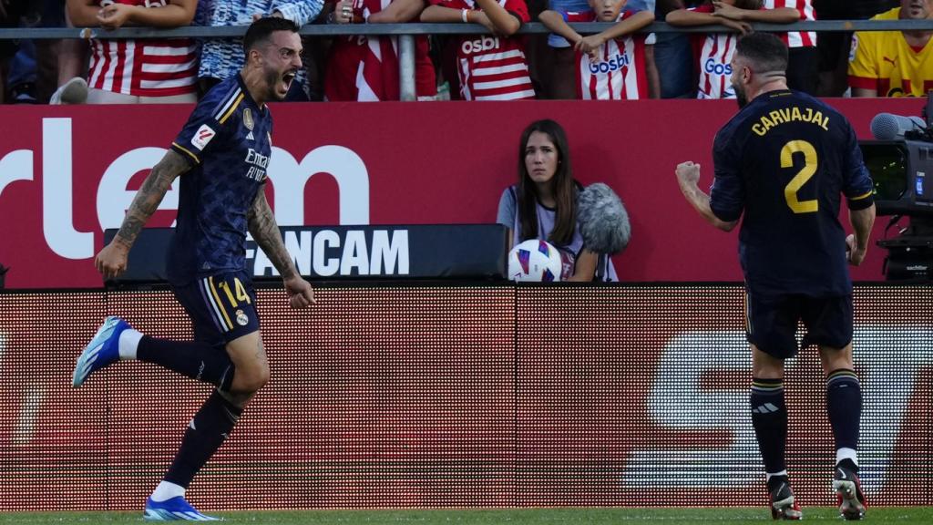 Joselu festeja con Dani Carvajal el primer gol del Girona-Real Madrid