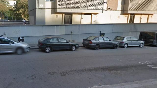 Vehículos estacionados en la calle de Vallcivera / MAPS