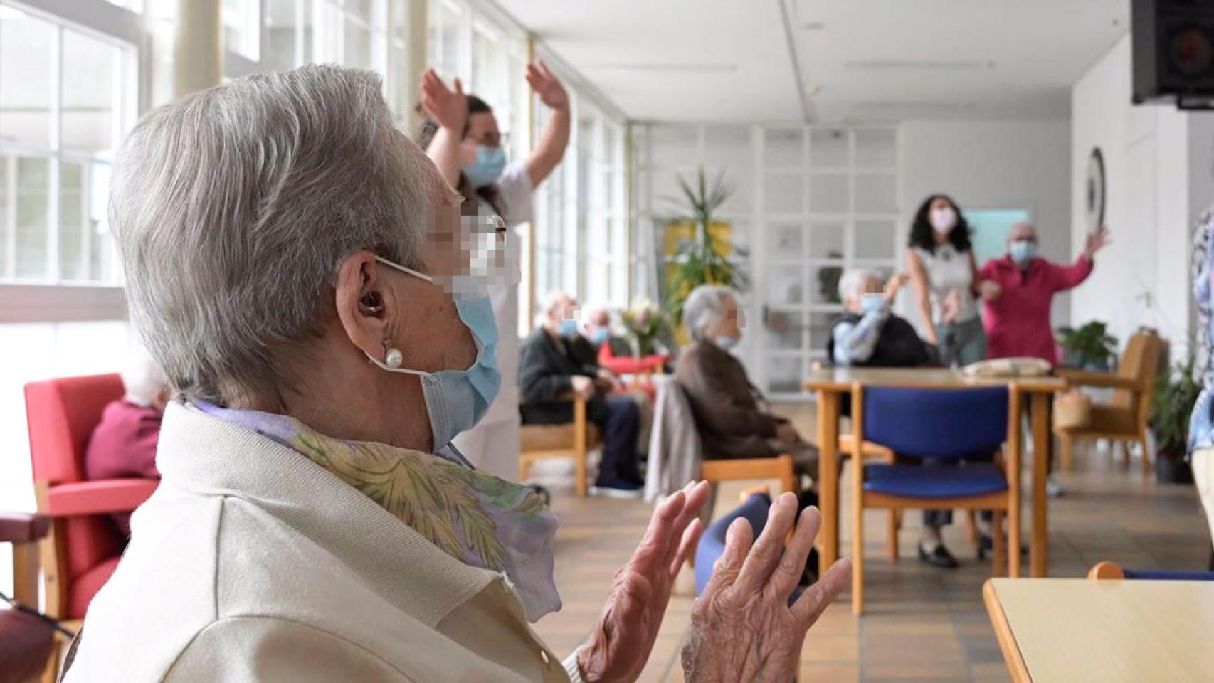 Personas mayores en una residencia en Cataluña