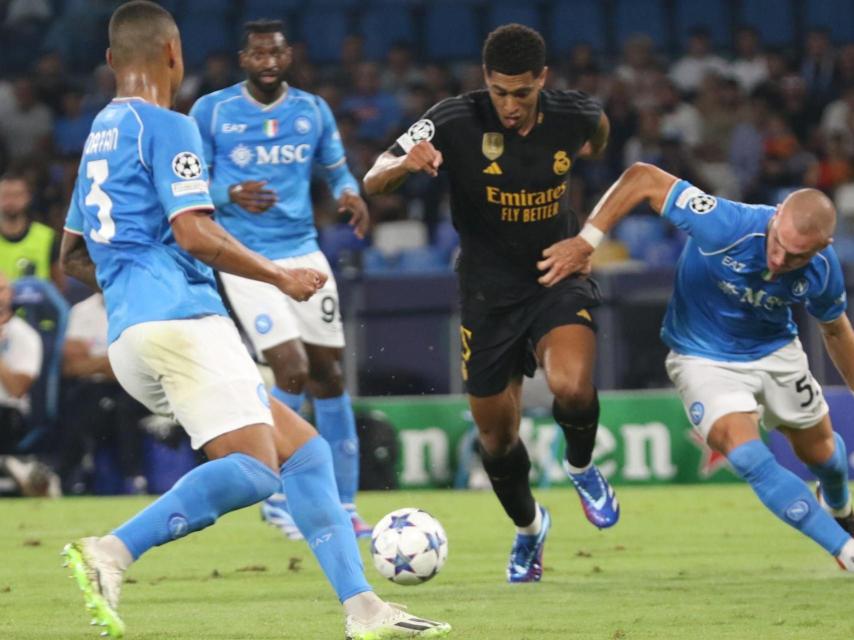 Bellingham, presionado por tres futbolistas del Nápoles