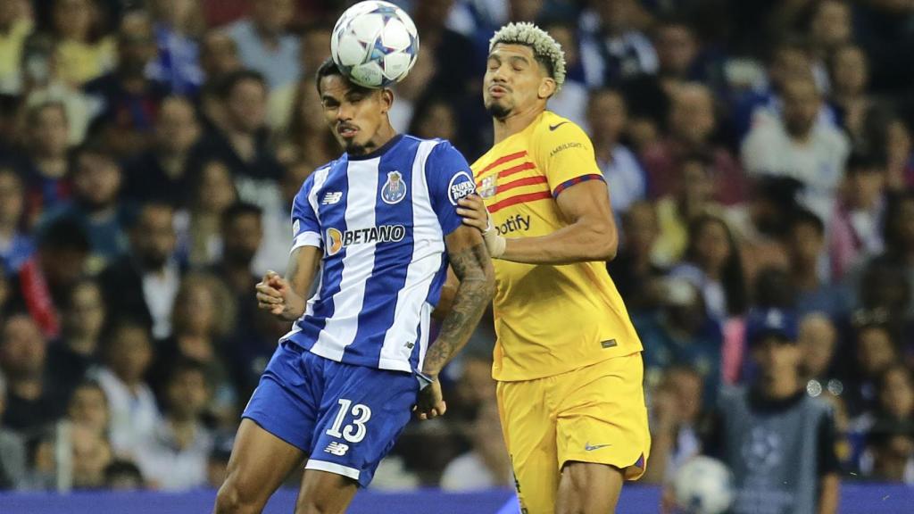 Araujo pugna con Galeno por el balón