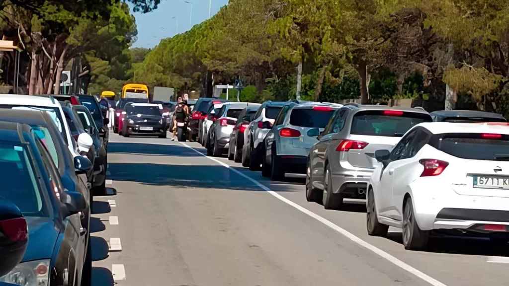 Coches estacionados y circulando en Gavà en una imagen de archivo