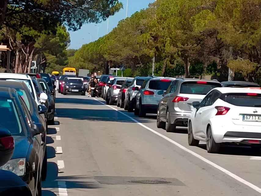 L'avinguda Europa de Gavà-Mar col·lapsada pels cotxes a la temporada d'estiu / Cedida