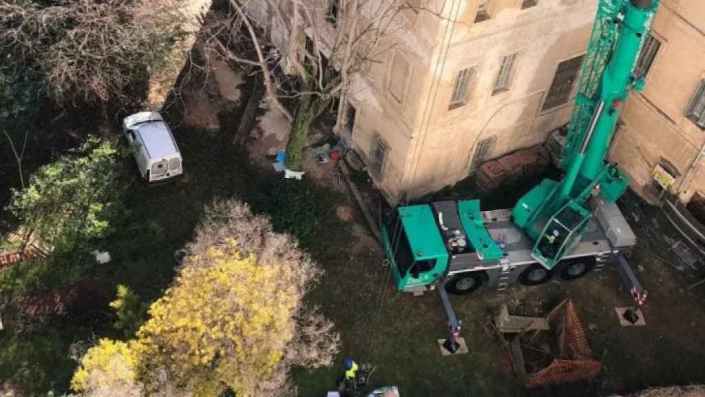 Trabajadores de L'Onada en el interior de Can Capellanets