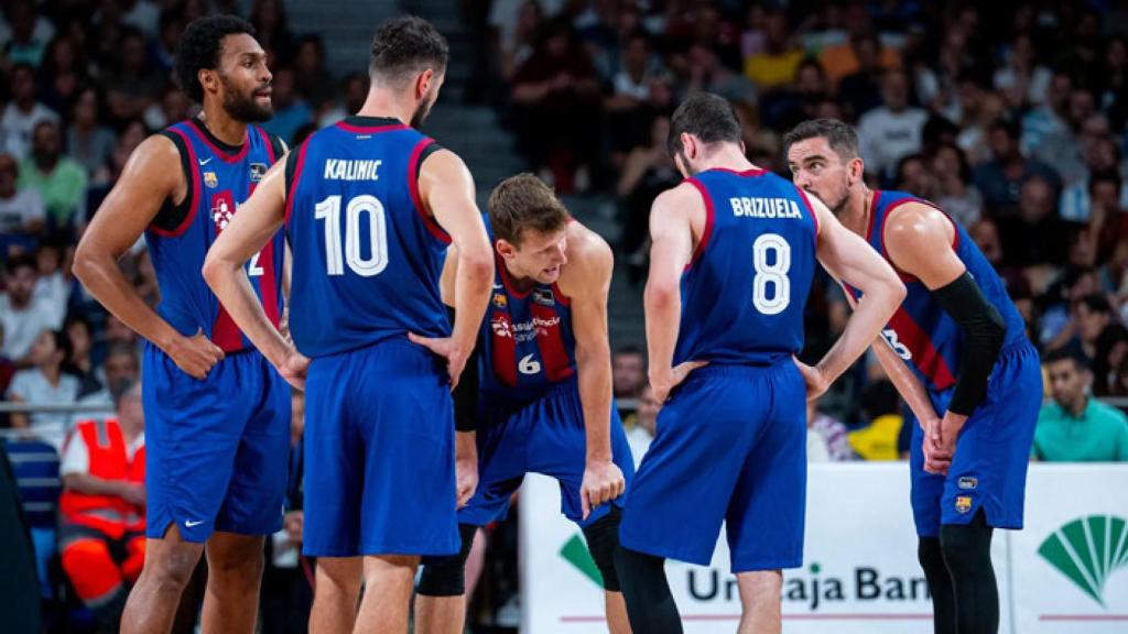 Los jugadores del Barça de basket, frustrados, tras caer contra el Real Madrid