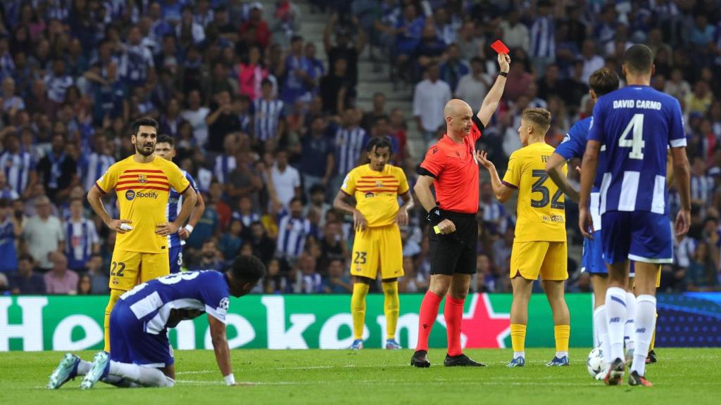 El árbitro del Oporto-Barça expulsa a Gavi tras doble tarjeta amarilla frente a Fermín
