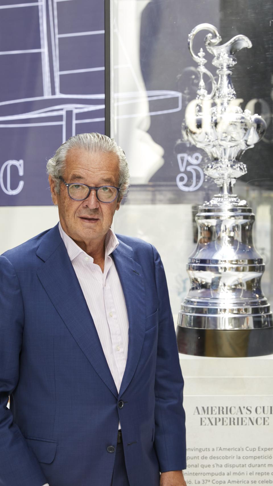 Luis Conde junto a la America's Cup