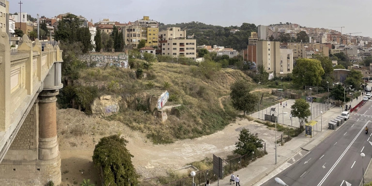 Vista aérea del puente junto al solar en el que se edificará la promoción / AJ BCN