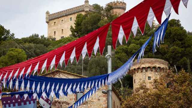 Feria Medieval de Castelldefels con el castillo al fondo