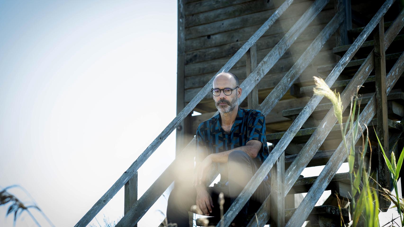 Gabi Martínez, autor de 'Delta', en un mirador en la isla de Buda / IVAN GIMÉNEZ