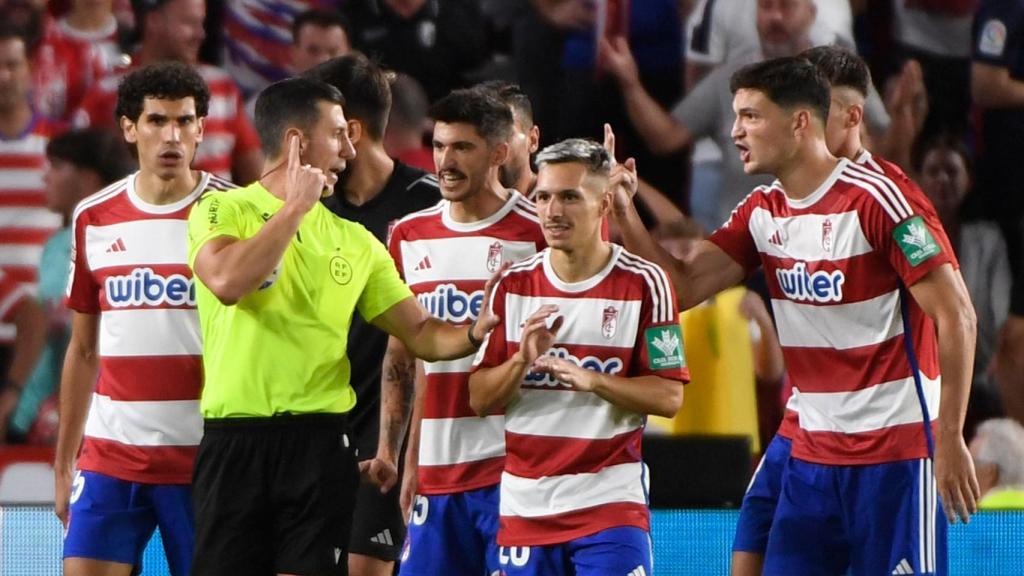 Los jugadores del Granada se encaran contra Soto Grado