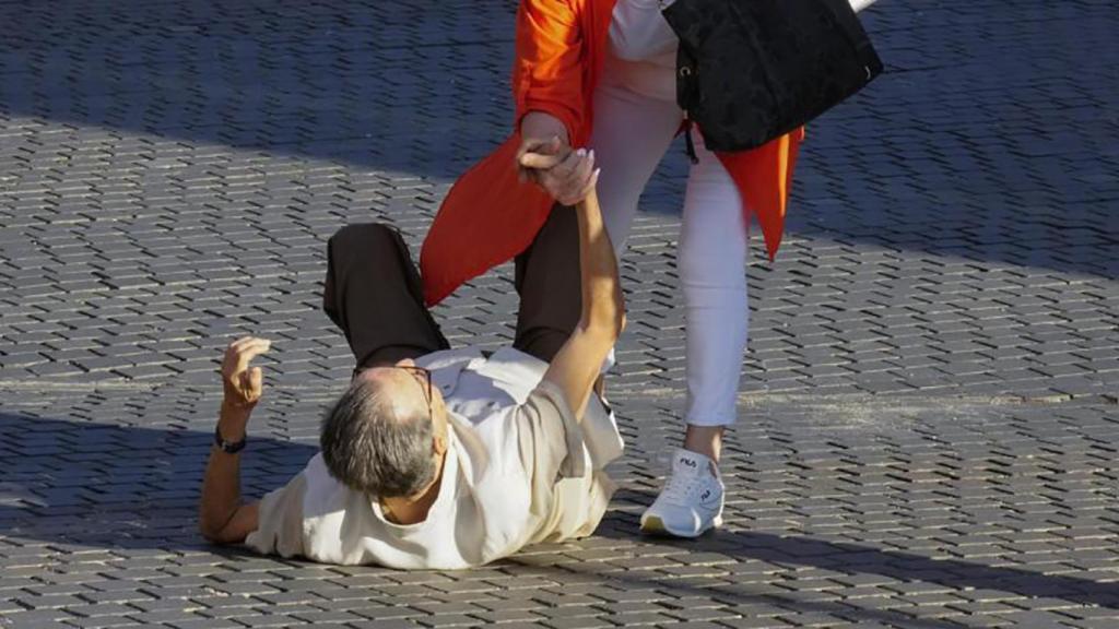 Enríquez Negreira tropieza y cae al suelo justo antes de ser explorado por el forense