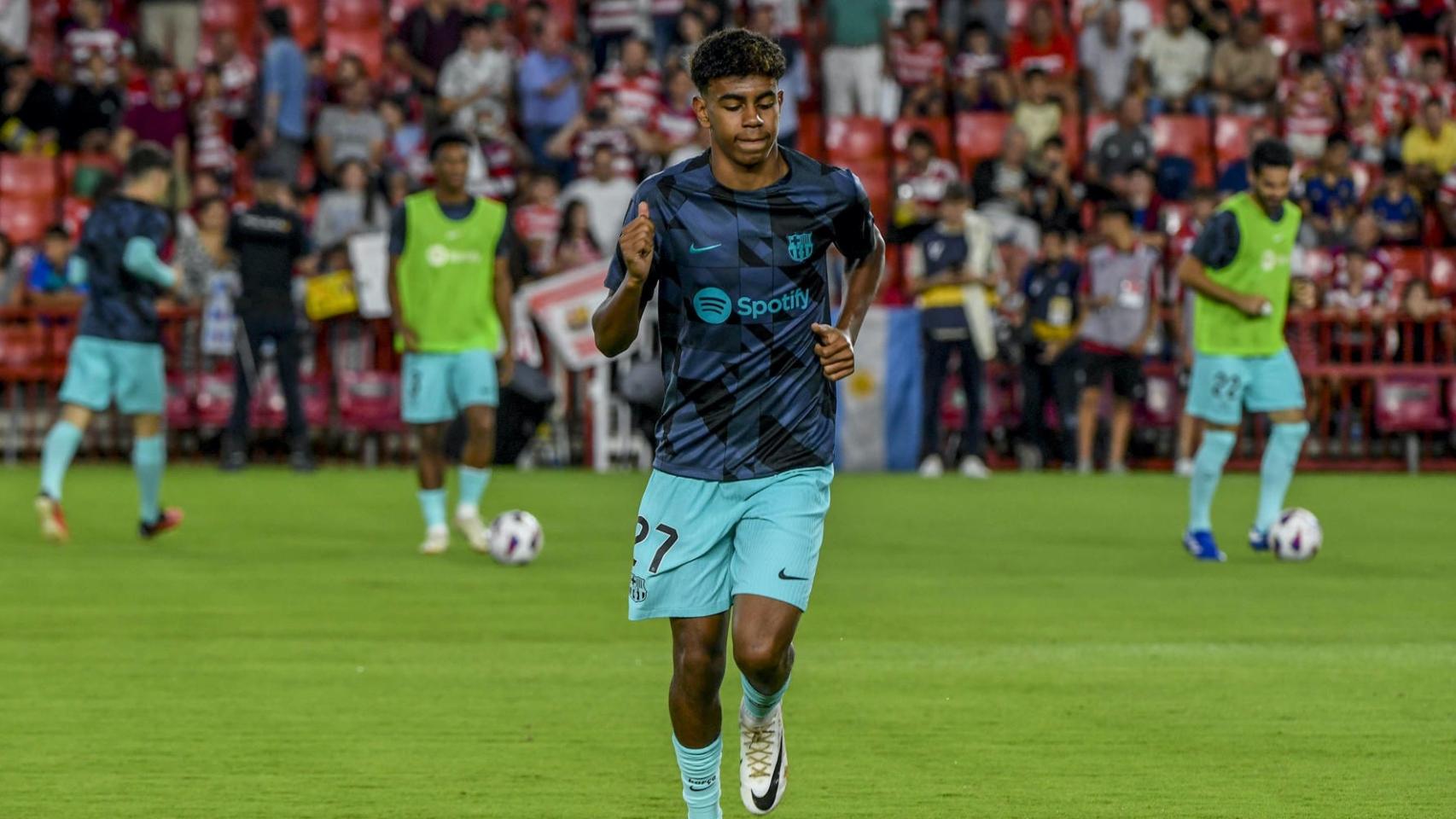 Lamine Yamal, durante un calentamiento con el FC Barcelona esta temporada