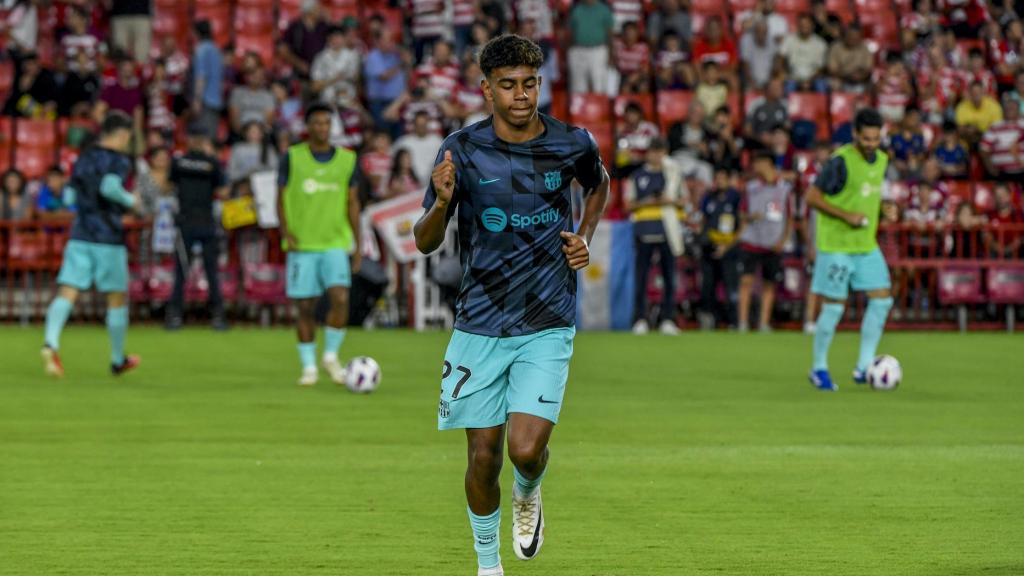Lamine Yamal, durante un calentamiento con el FC Barcelona esta temporada