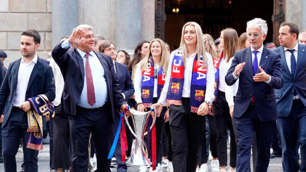 Joan Laporta y Alexia Putellas, sosteniendo el trofeo de la Champions League