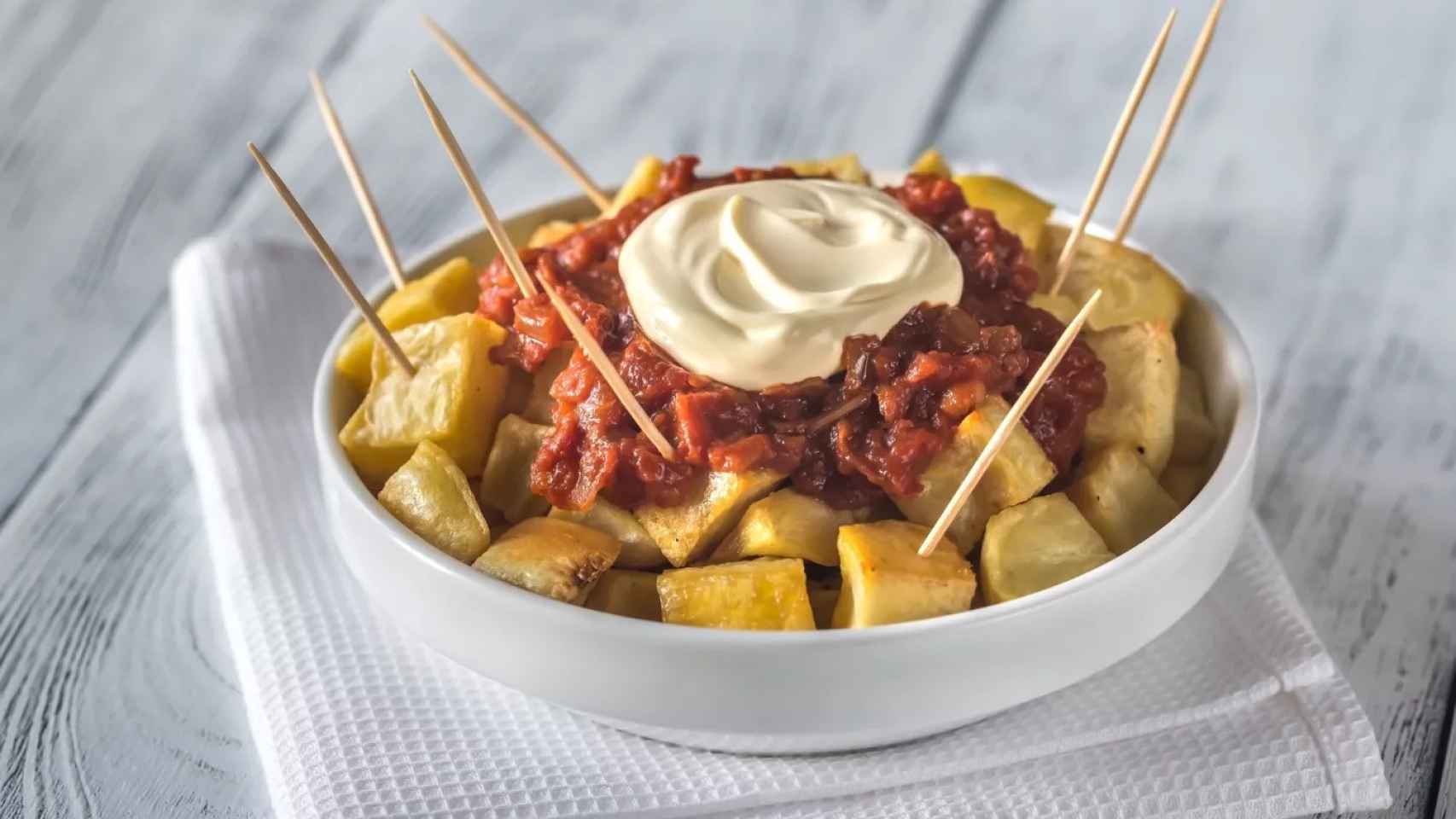 Una ración de patatas bravas en una imagen de archivo / ARCHIVO