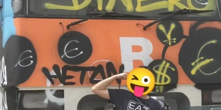 El Palancuela junto a un tren de Rodalies vandalizado / INSTAGRAM