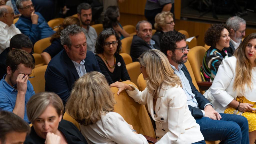 Yolanda Díaz, vicepresidenta del Gobierno en funciones, saludando al 'exconseller' Quim Forn