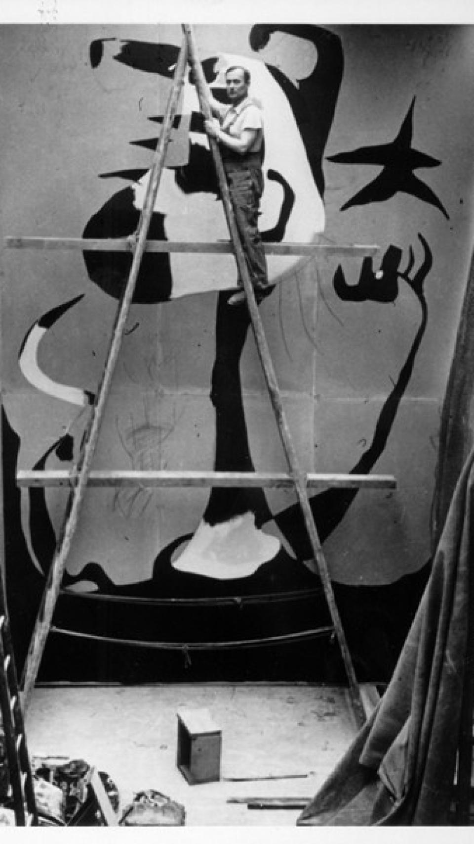 Joan Miró, durante la ejecución de ‘El segador’ en el pabellón de la República española de París, en 1937.