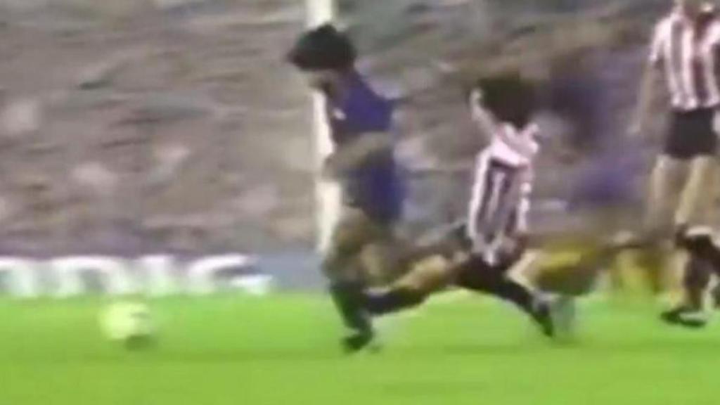 Dura entrada de Goikoetxea a Maradona