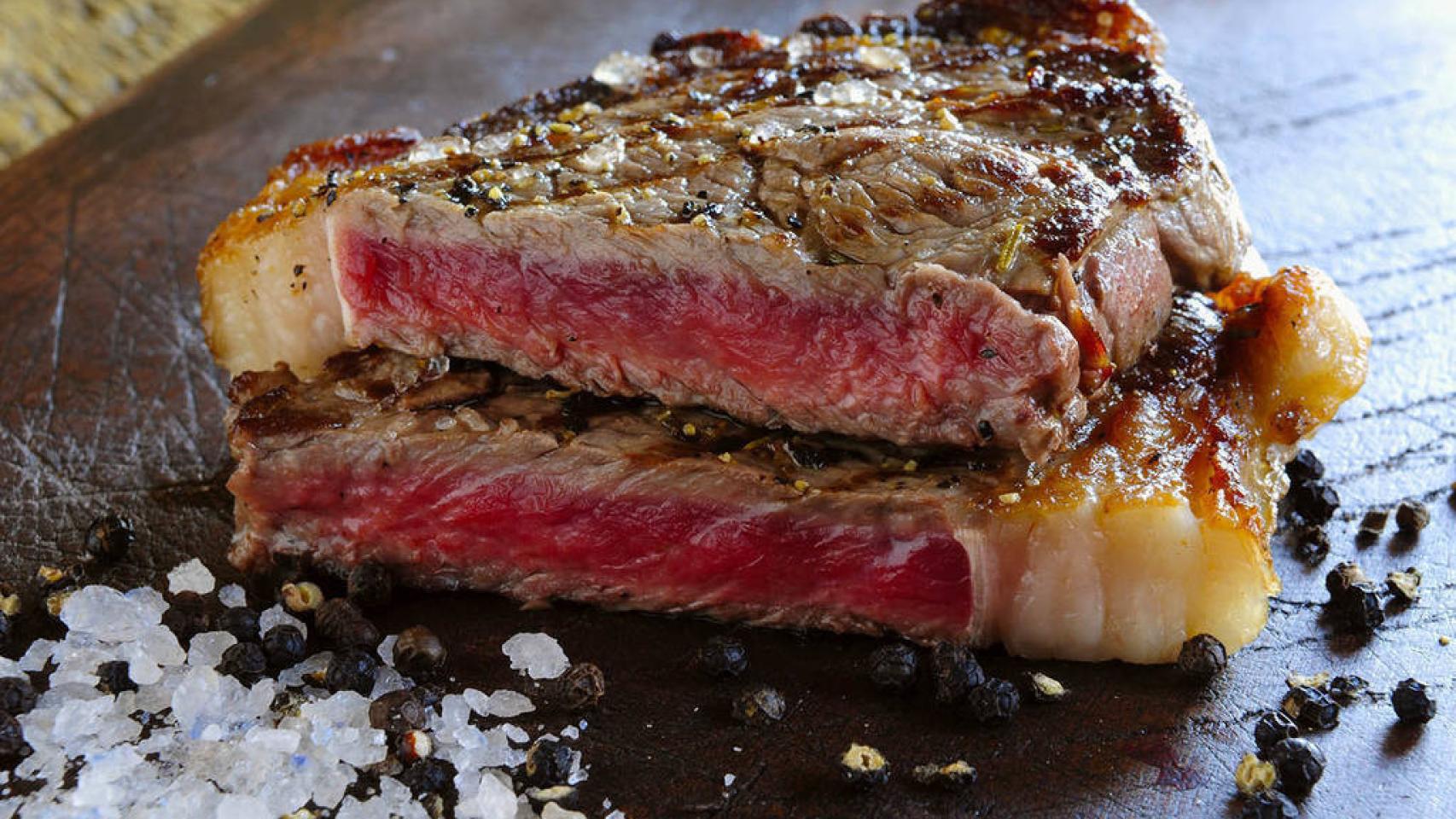 El mejor chuletón de Barcelona se come en este restaurante: pesa más de un kilo y se marina por 60 días