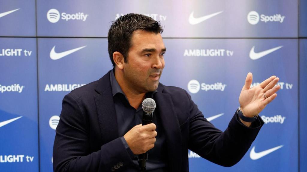 Deco, durante una rueda de prensa con el FC Barcelona