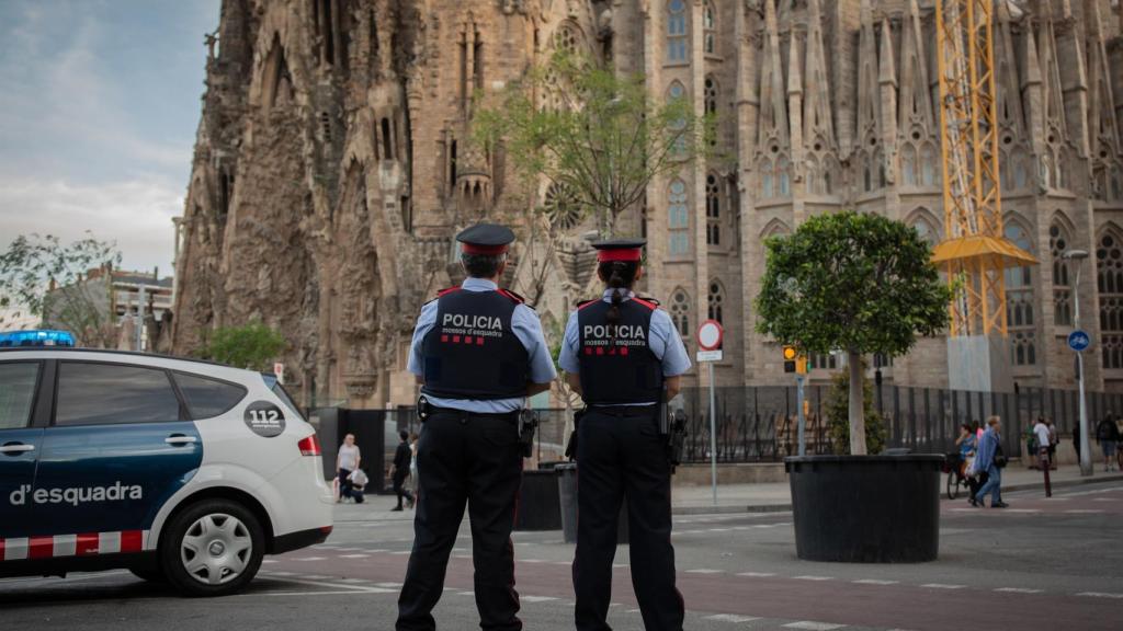 Agentes de los Mossos d'Esquadra frente a la Sagrada Familia