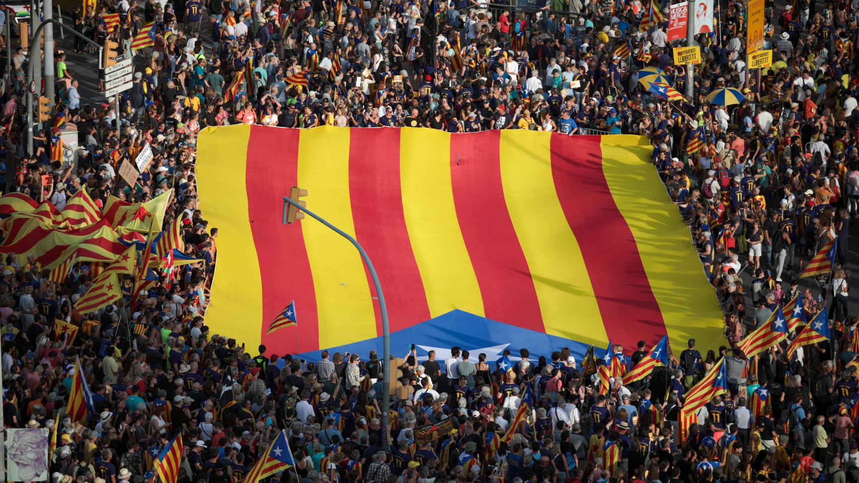 Una bandera gigante de la estelada durante una manifestación convocada por la ACN con motivo de la Diada 2023