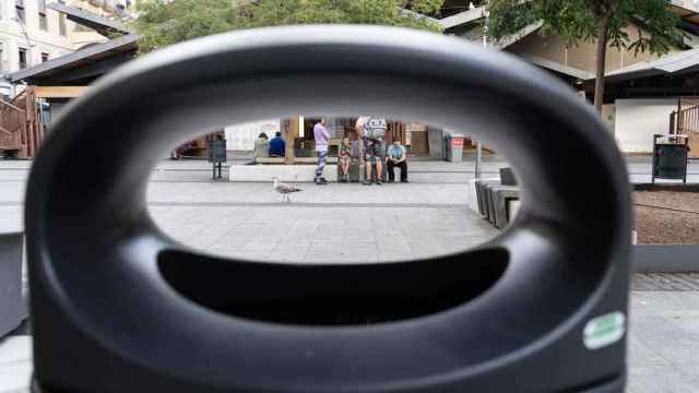 Papelera anti gaviotas / GALA ESPÍN