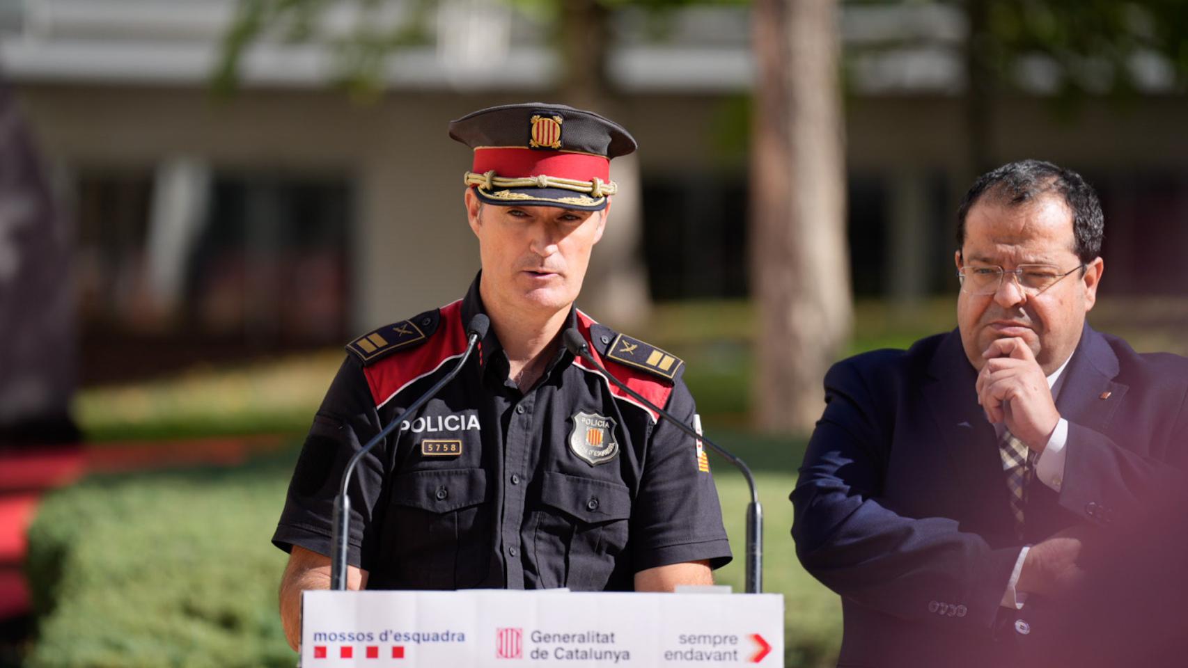 El comisario jefe de Mossos, Eduard Sallent (centro), y el 'conseller' de Interior, Joan Ignasi Elena (dcha)