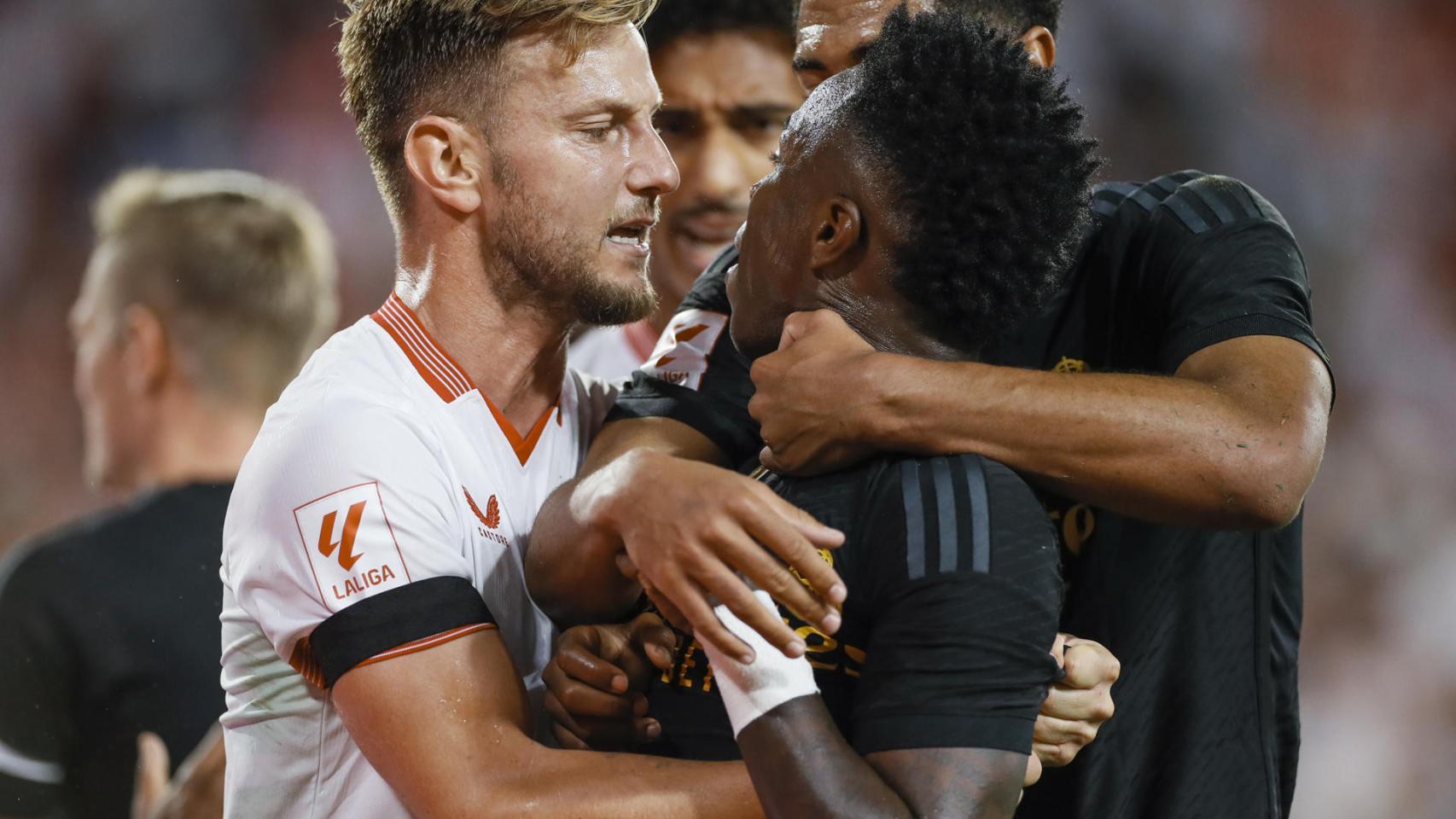 Vinicius Jr, separado por Ivan Rakitic en el Sevilla-Real Madrid