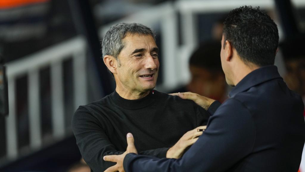 El saludo entre Xavi y Ernesto Valverde en el Barça-Athletic