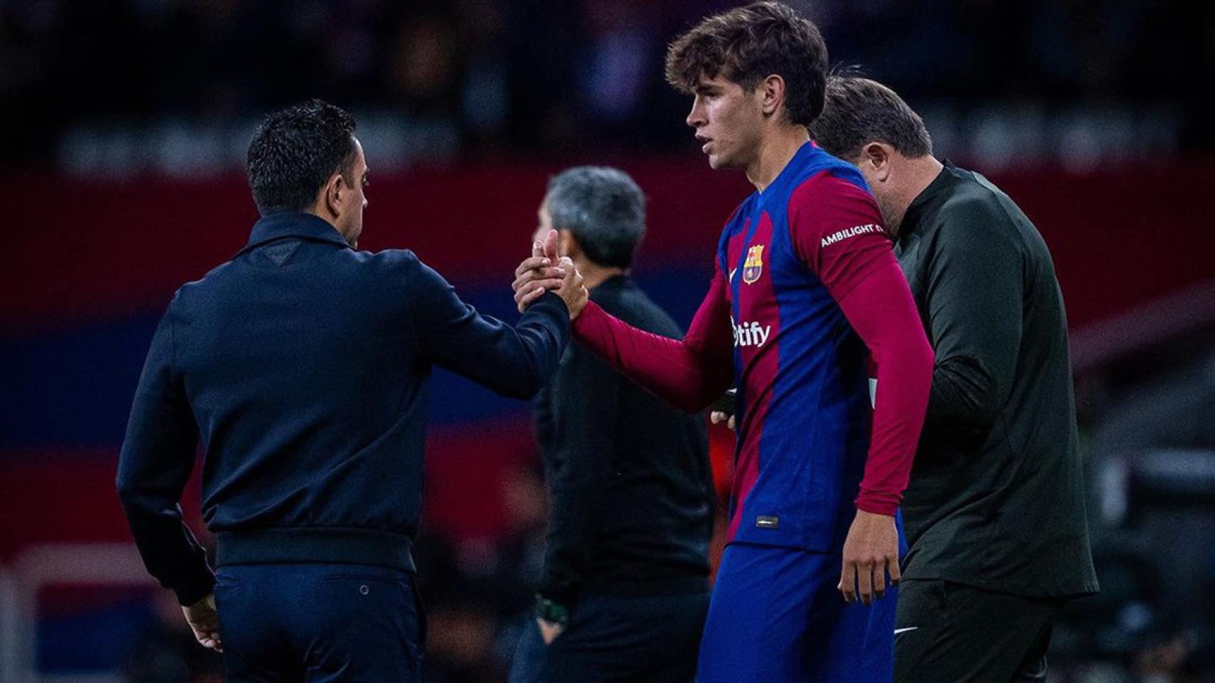 Xavi Hernández, deseando suerte a Marc Guiu antes de debutar