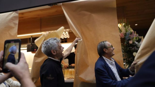 Jordi Asín inaugurando el nuevo bar Pinotxo en el mercado de Sant Antoni / GALA ESPÍN