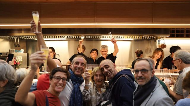 Maria José y Jordi Asín, junto con familiares y amigos, en la inauguración del bar Pinotxo en el mercado de Sant Antoni / GALA ESPÍN