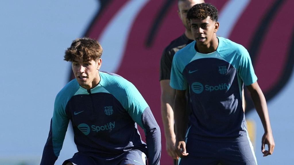 Marc Guiu y Lamine Yamal, en un entrenamiento del primer equipo del Barça
