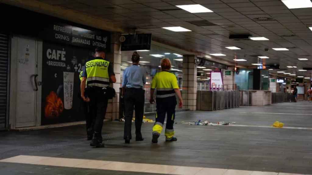 Vigilantes del metro desalojando a los pasajeros / LUIS MIGUEL AÑON