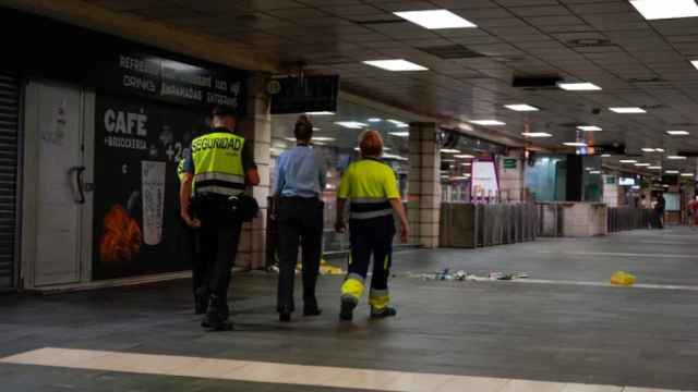 Vigilantes del metro desalojando a los pasajeros / LUIS MIGUEL AÑON