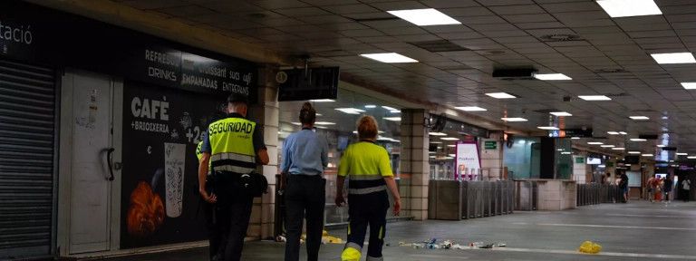 Vigilants de Renfe desallotjant els passatgers en una imatge d'arxiu / LUIS MIGUEL AÑON