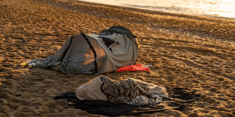 Gente durmiendo en tiendas de campaña en la Barceloneta / LUIS MIGUEL AÑÓN