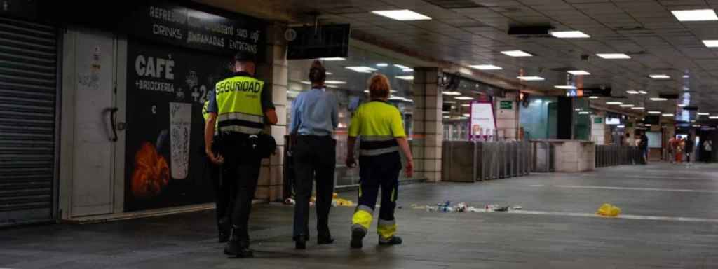Vigilantes de Renfe desalojando a los pasajeros en una imagen de archivo / LUIS MIGUEL AÑON